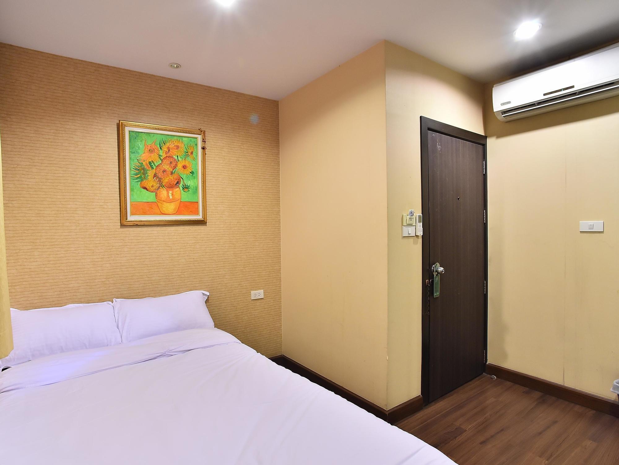 Take A Rest Hotel Bangkok Extérieur photo