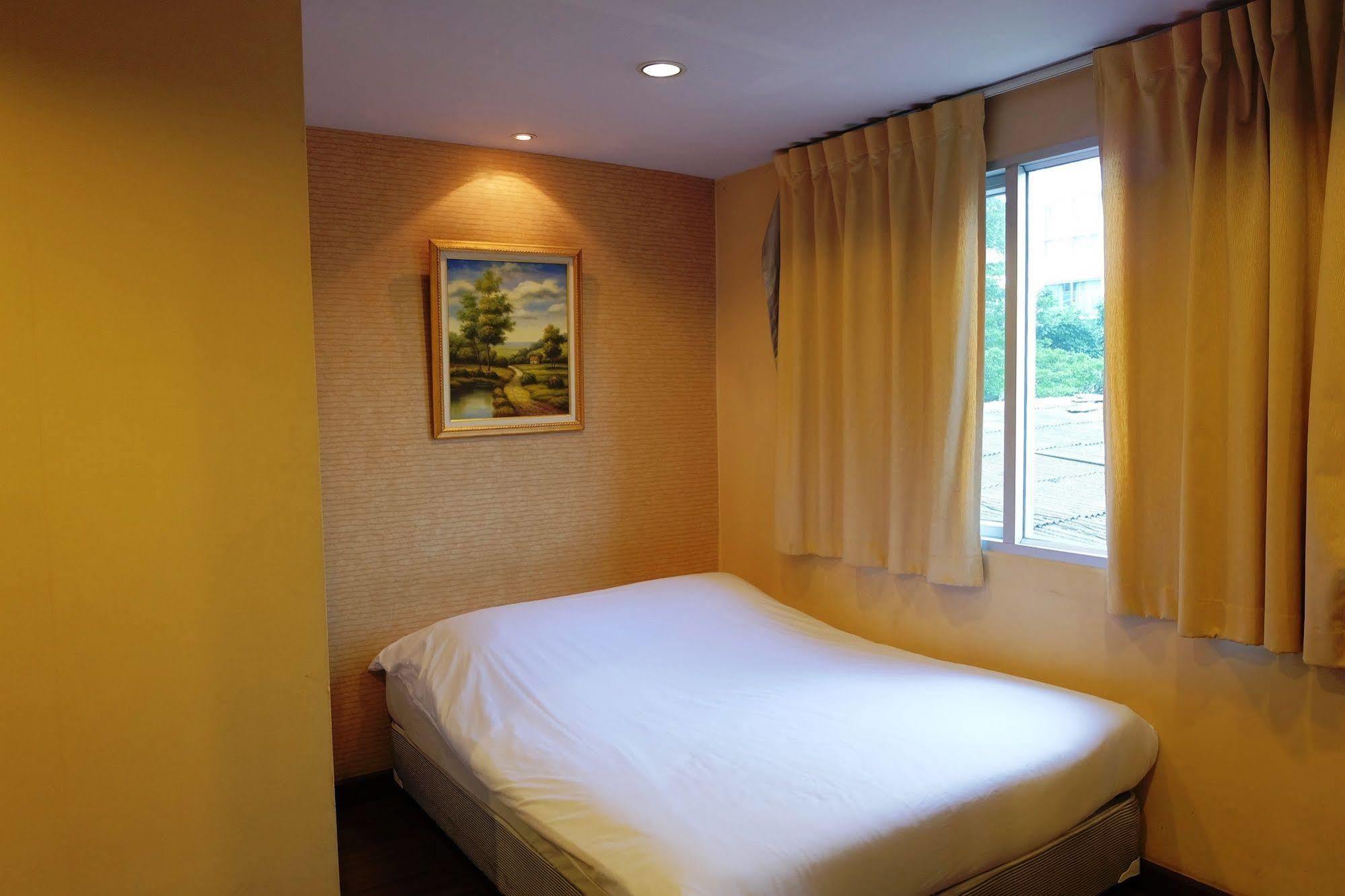 Take A Rest Hotel Bangkok Extérieur photo