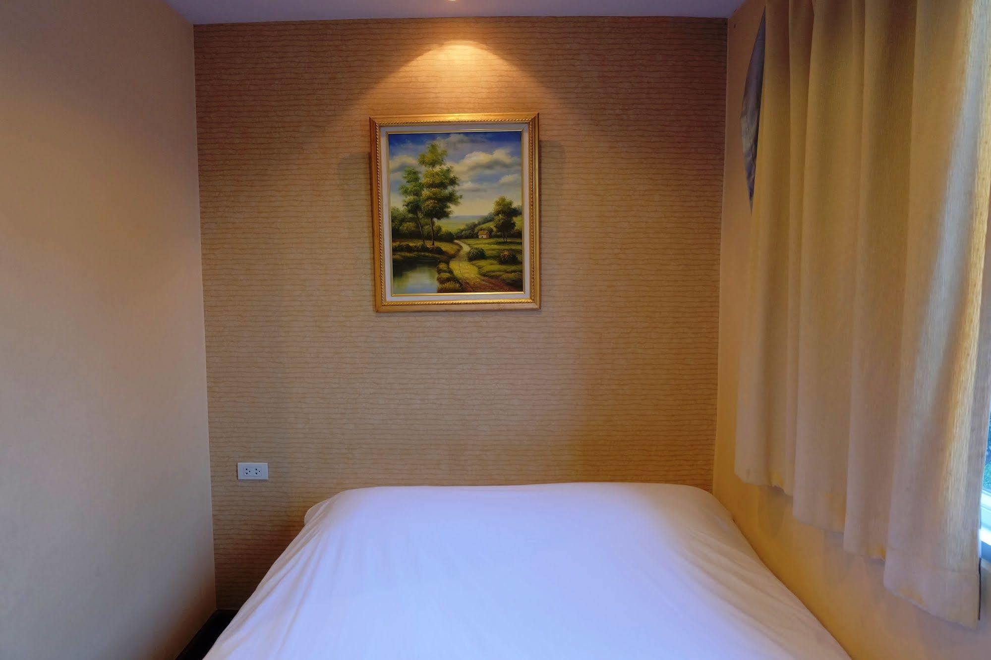 Take A Rest Hotel Bangkok Extérieur photo