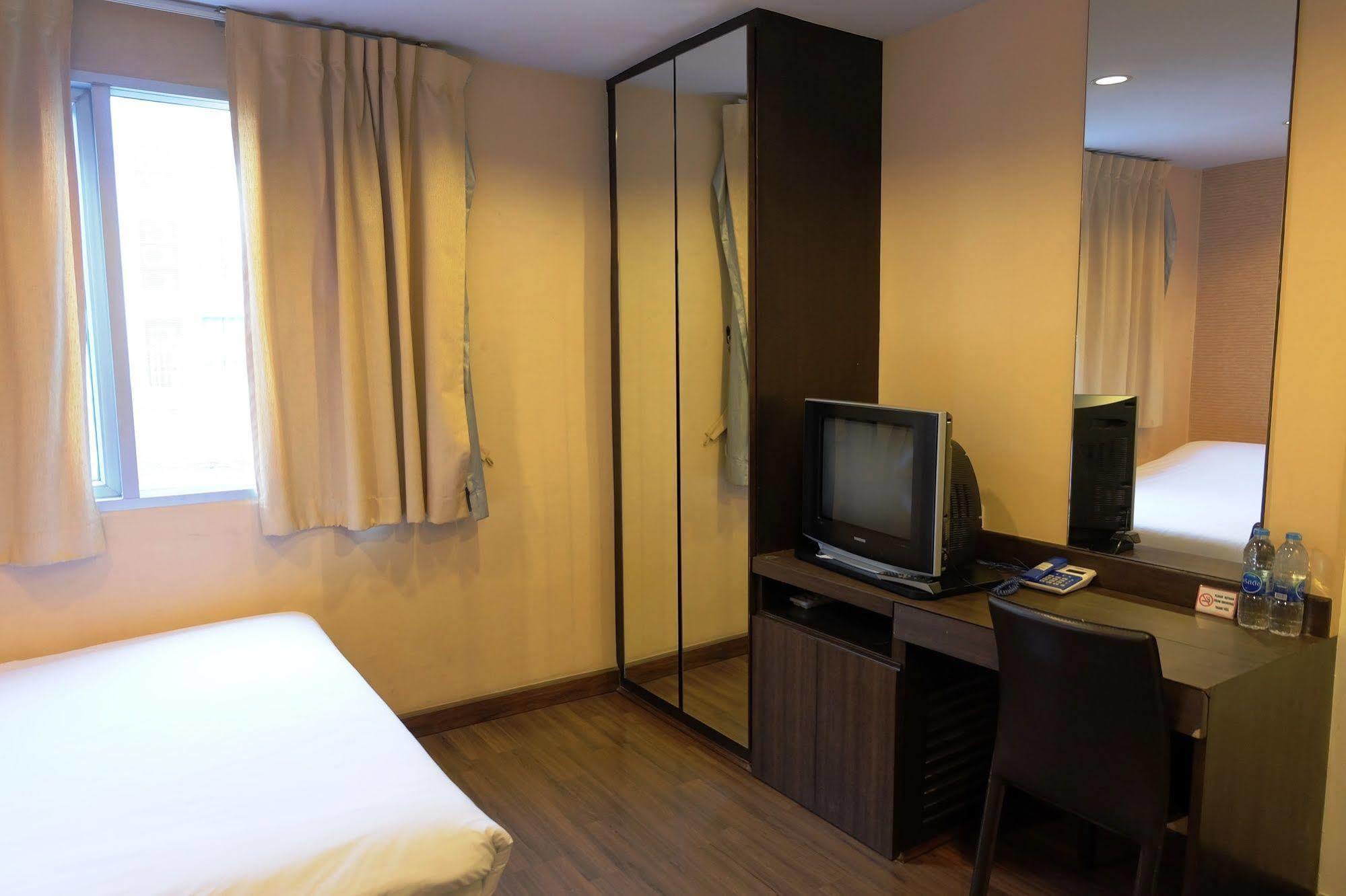 Take A Rest Hotel Bangkok Extérieur photo