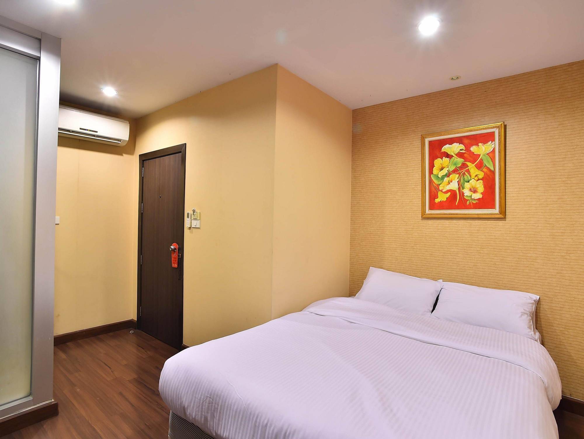 Take A Rest Hotel Bangkok Extérieur photo